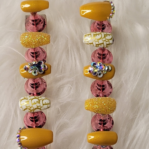 Acrylic press on nails - Picture 3 of 4